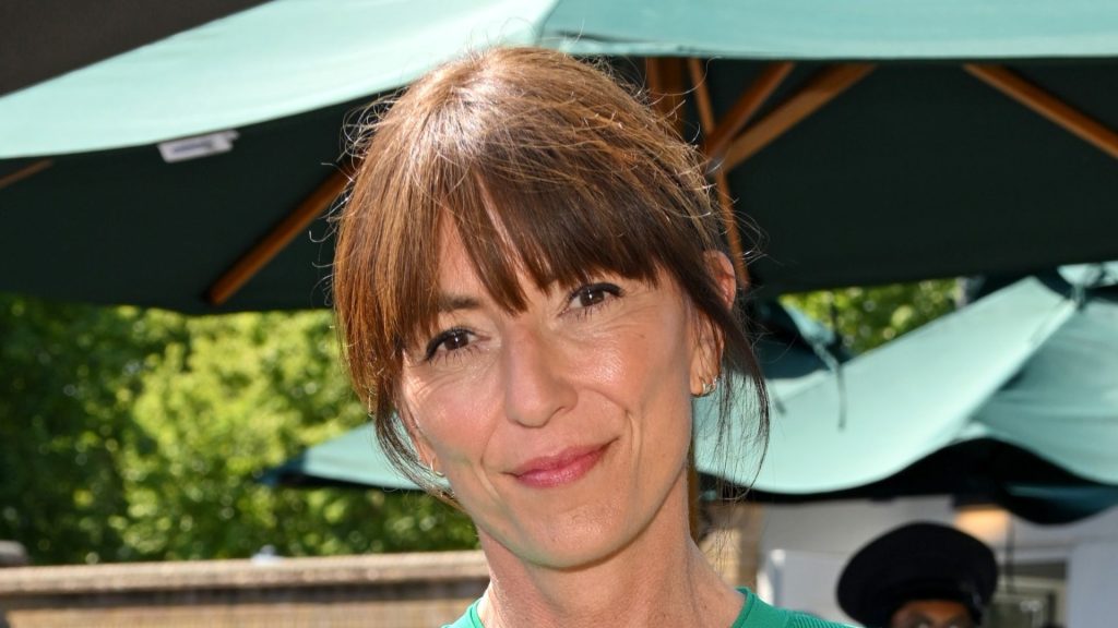 Davina McCall brilla in verde trendy per un look estivo a Wimbledon.