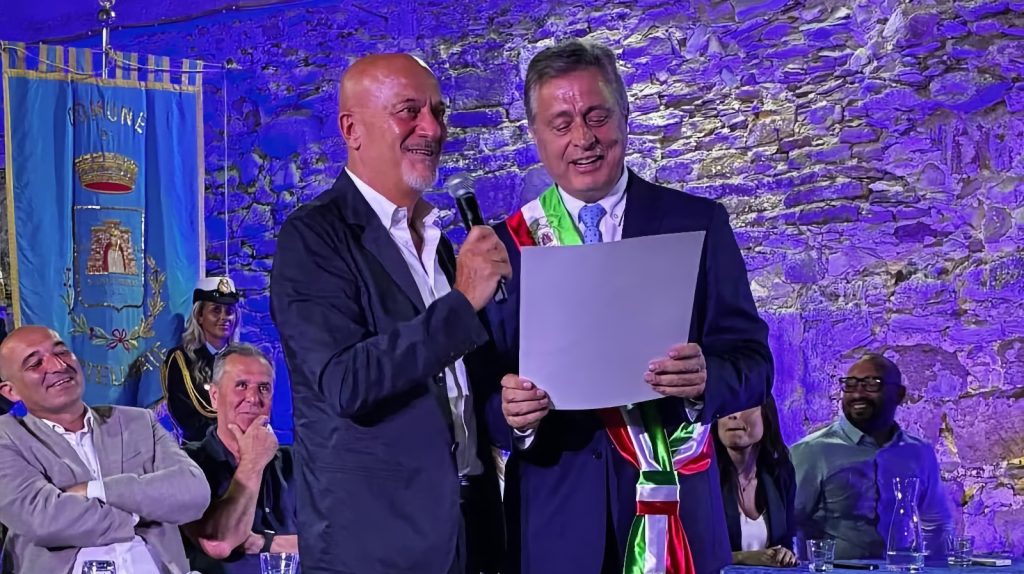 Claudio Bisio diventa cittadino onorario di Castellabate: un riconoscimento emozionante per l’attore.