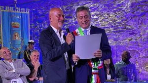 Claudio Bisio diventa cittadino onorario di Castellabate: un riconoscimento emozionante per l’attore.