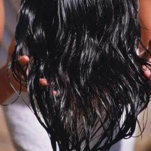 I segreti per asciugare i capelli senza phon e ottenere un effetto ordinato e naturale