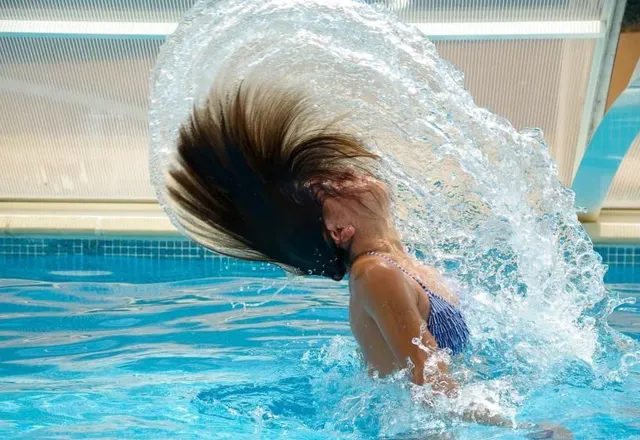 Sole, sale e cloro: il manuale estivo per capelli sani e luminosi