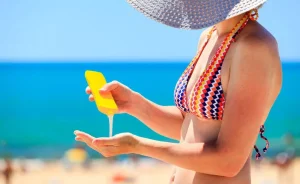 Protezione solare, come scegliere la crema giusta e usarla nel modo corretto