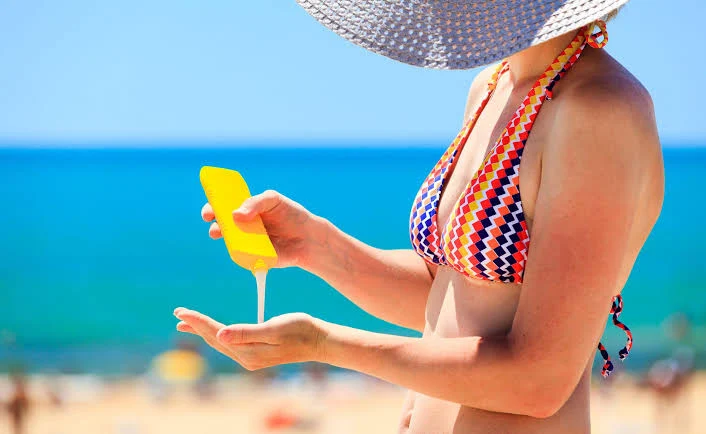 Protezione solare, come scegliere la crema giusta e usarla nel modo corretto
