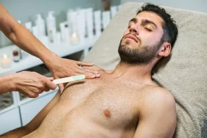 Depilazione maschile in estate: come gestirla al meglio tra estetica, comfort e cura della pelle