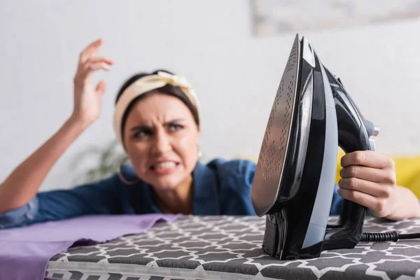 Come avere capi ordinati in estate senza stirare: trucchi pratici per un guardaroba sempre impeccabile