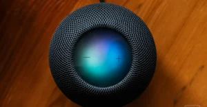 Il nuovo HomePod di Apple sfida Google e Amazon nel mercato degli smart speaker.