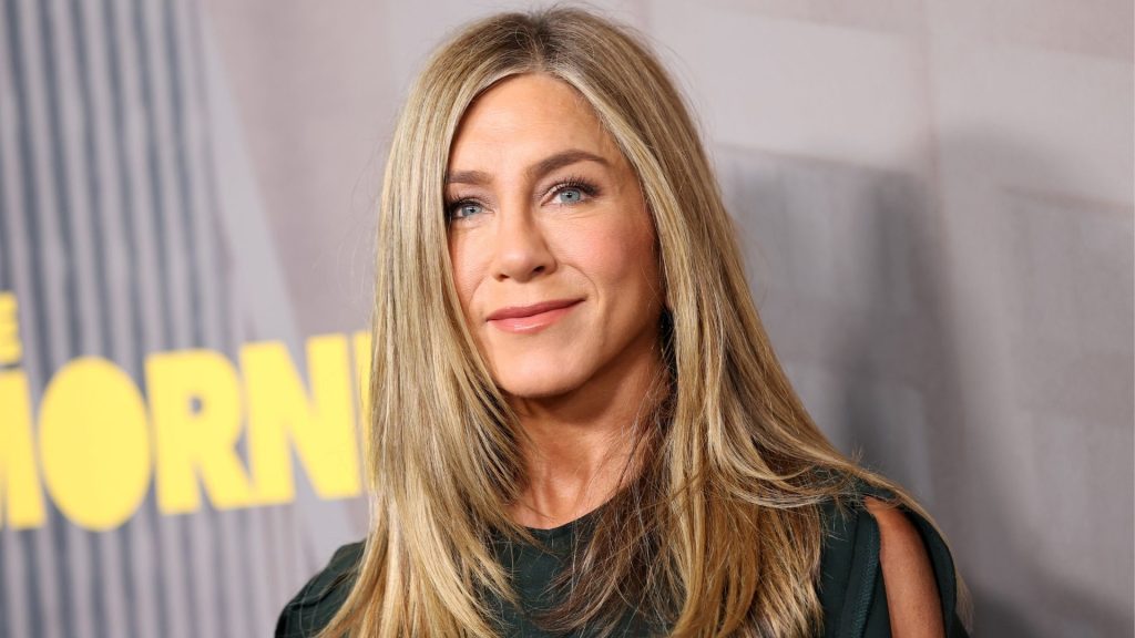 Jennifer Aniston’s stylish autumn look in The Morning Show: Perfect for chilly days!