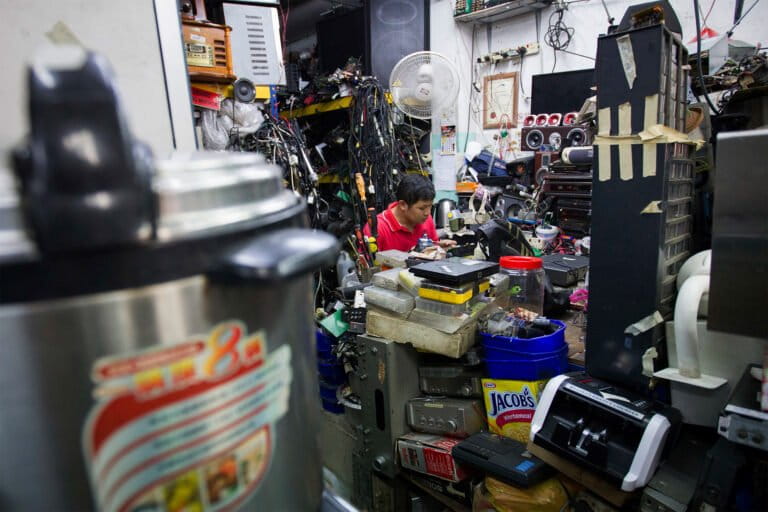 Malesia vieta completamente l’importazione di rifiuti elettronici per combattere il commercio tossico.