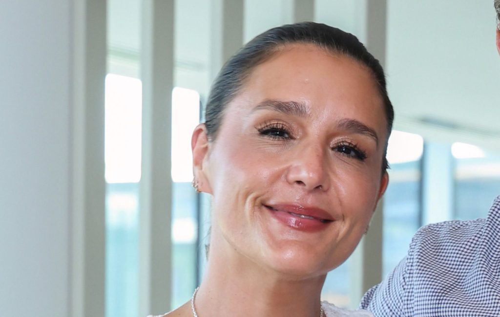 Il vestito Rixo di Jessie Ware: un must-have elegante per l’estate.