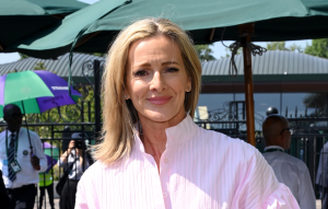 Gabby Logan sfoggia un elegante abito rosa a Wimbledon: il colore trendy da indossare!