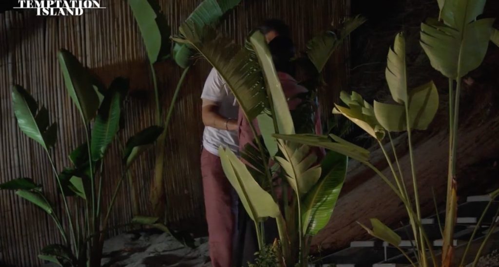 Temptation Island, Filippo sorprende al falò: “Se ami Sara, lasciala andare” | Video