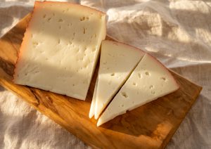 Richiamato formaggio crudo per E. coli STEC; pesto rosso ritirato per il mercato estero.