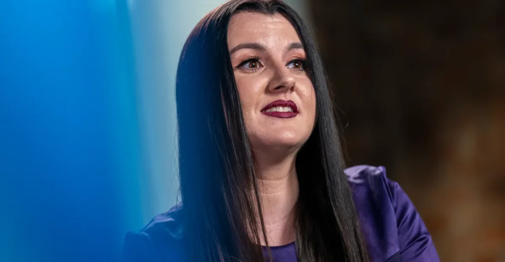 Fidji Simo si dimette dalla guida del lavoro AGI di OpenAI per motivi di salute.