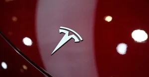 Autista Tesla accusato di omicidio colposo per incidente mortale in Texas.