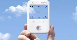 Compatta e innovativa: questa fotocamera presenta uno schermo LCD trasparente come mirino.