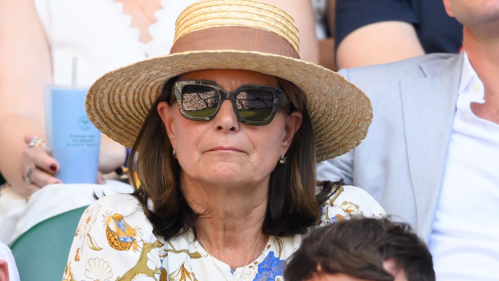 Carole Middleton incanta a Wimbledon con un elegante vestito floreale e comode sandali.