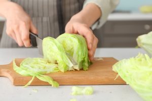 Cyclospora: la FDA esamina falsi positivi nei test sulla lattuga, indagini in corso.