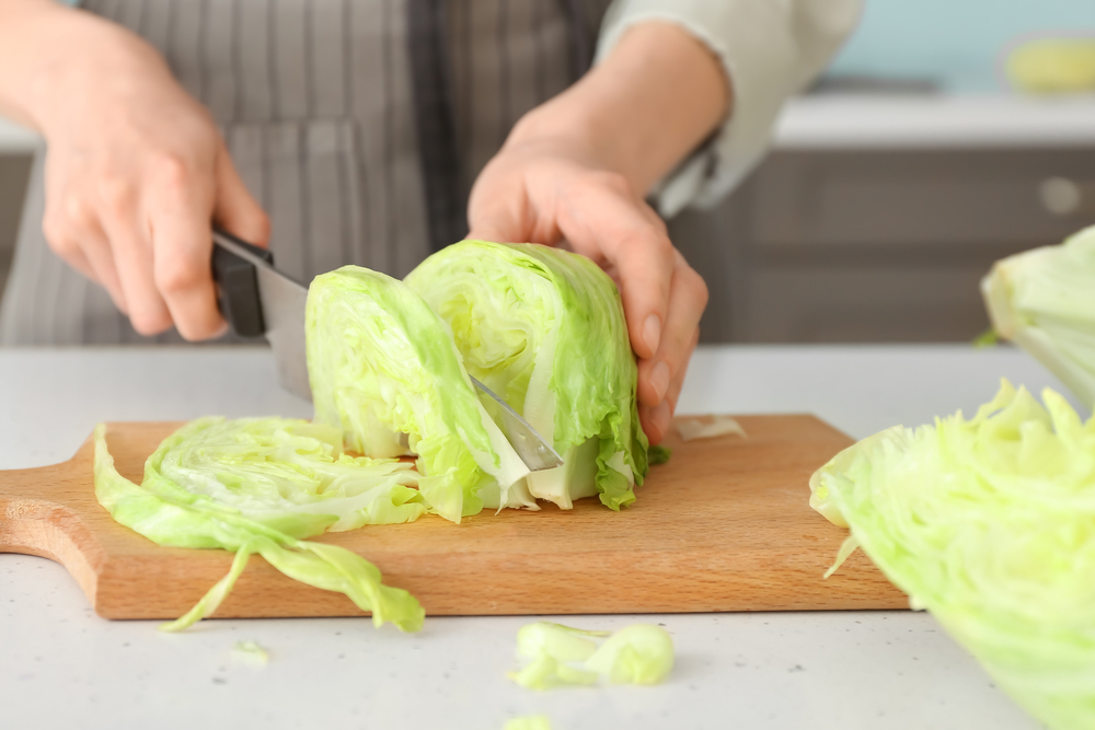 Cyclospora: la FDA esamina falsi positivi nei test sulla lattuga, indagini in corso.