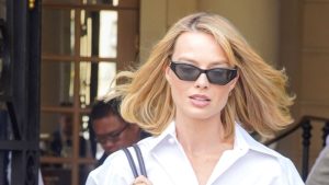 Stile senza tempo di Margot Robbie: camicia bianca e jeans, look A-lister a basso costo.