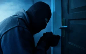 Furti in casa e sicurezza domestica: cresce la paura prima delle vacanze e come proteggersi