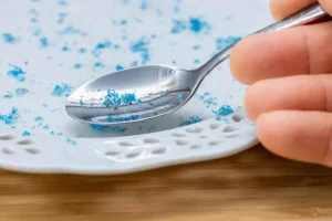 Dalla plastica al piatto: il viaggio invisibile delle microplastiche nell’ambiente