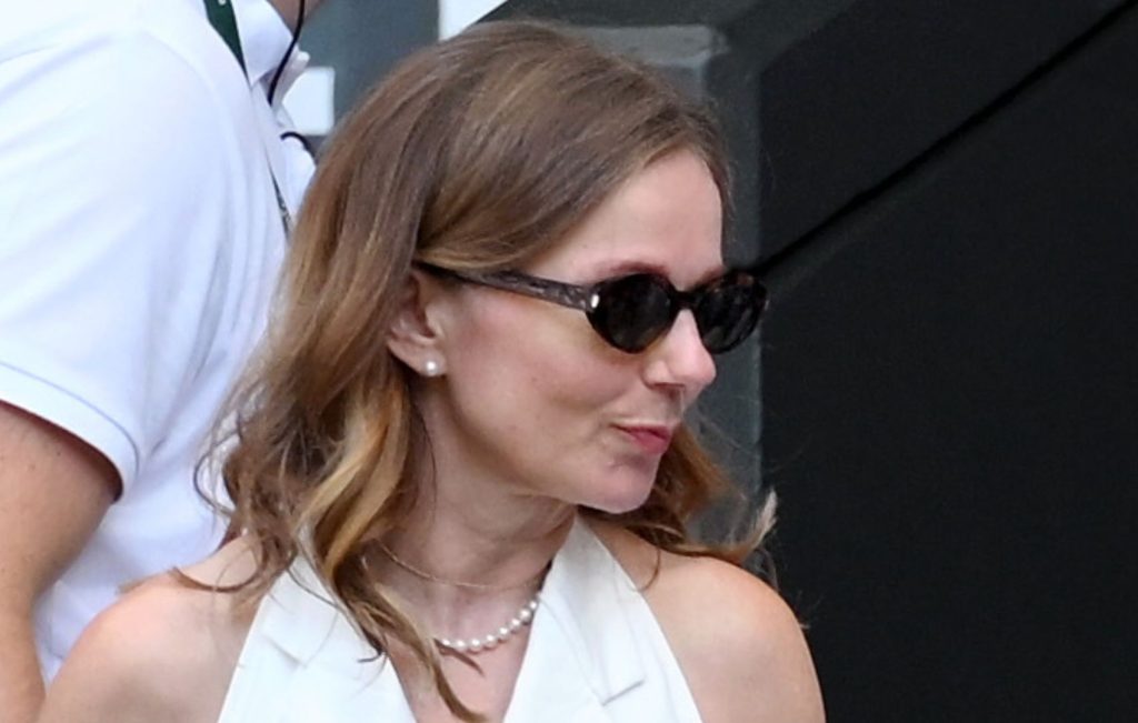 Geri Halliwell-Horner incanta a Wimbledon: il suo vestito bianco valorizza l’illusione di stile.