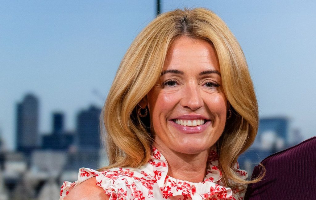 Cat Deeley sfoggia blusa floreale rosa Boden e jeans bianchi, look estivo impeccabile.