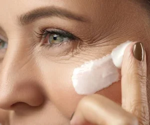 Il viso cambia dopo i 40 anni: quali trattamenti aiutano davvero senza stravolgere i lineamenti