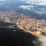 L’avidità per l’oro devasta l’Amazzonia: una minaccia per l’ecosistema e le comunità locali.