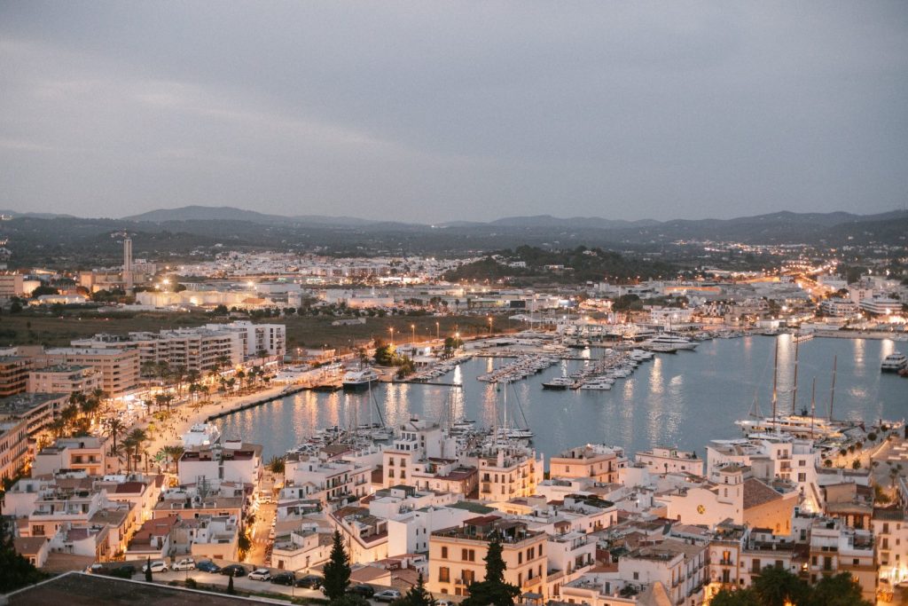 Tragedia a Ibiza: cameriere italiano di 33 anni scoperto morto in circostanze misteriose.