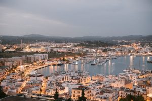 Tragedia a Ibiza: cameriere italiano di 33 anni scoperto morto in circostanze misteriose.