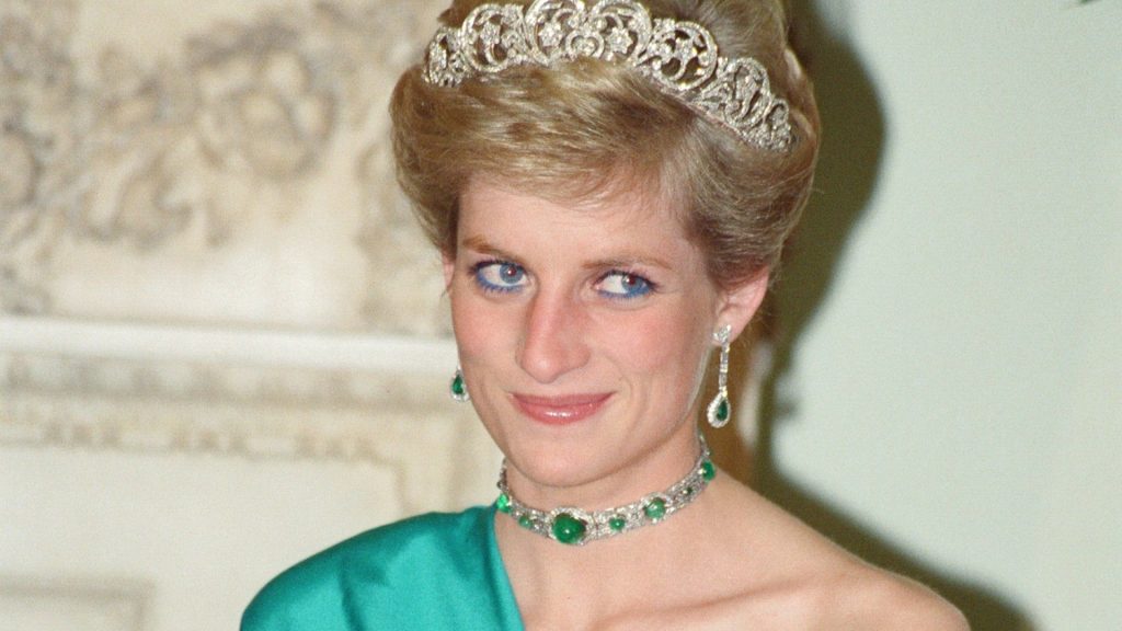 Il segreto di Lady Diana per un tocco speciale nei suoi capelli al palazzo.