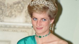Il segreto di Lady Diana per un tocco speciale nei suoi capelli al palazzo.