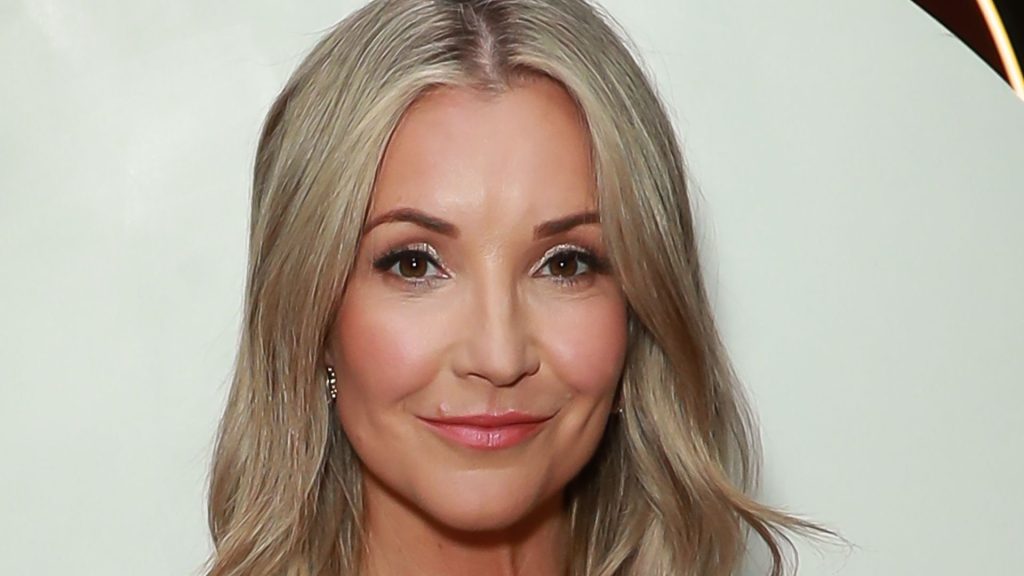 Helen Skelton: Sandali Dr. Martens chunky abbinati a vestiti estivi floreali per uno stile unico.
