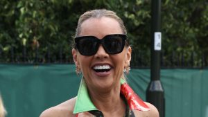 Vanessa Williams incanta Wimbledon con eleganza estiva: fiori senza tempo per uno stile vincente.