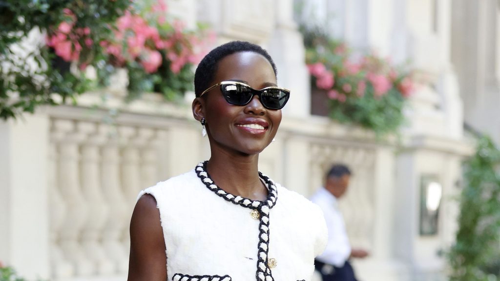 Lupita Nyong’o sfoggia un’eleganza senza tempo con scarpe trendy e versatili per ogni occasione.