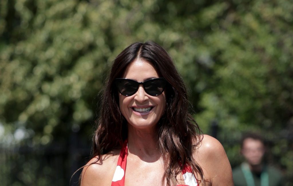 Il dress rosso vivace di Lisa Snowdon: la stampa trendy che non passa mai di moda.