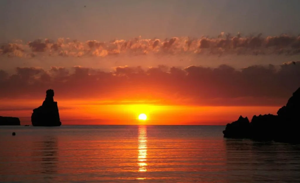 Viaggiare tra mare e cielo: le mete mediterranee per vivere gli spettacoli della natura dalla barca