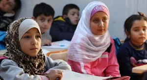 Futuro Nazionale promuove l’islamizzazione scolastica, ma i sindacati chiedono focus su emergenze educative.