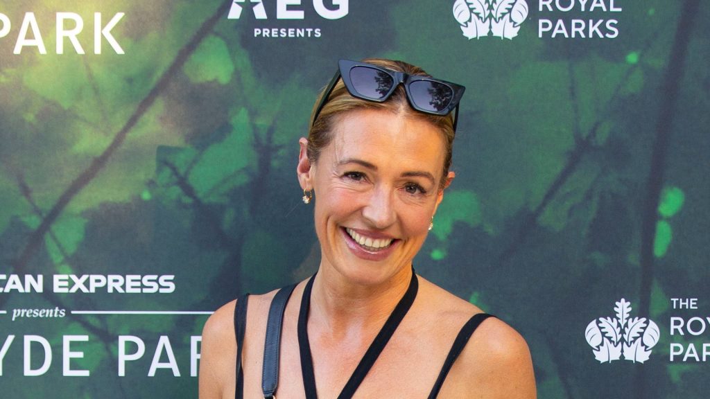 Cat Deeley dimostra che le ciabatte estive possono essere eleganti con i giusti abbinamenti.