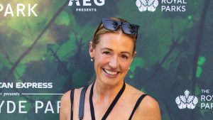 Cat Deeley dimostra che le ciabatte estive possono essere eleganti con i giusti abbinamenti.