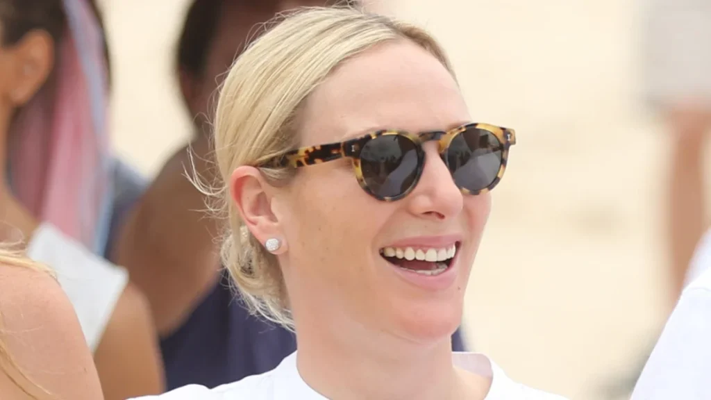 Shorts bianchi a vita alta di Zara Tindall: un’alternativa chic ai classici jeans blu.