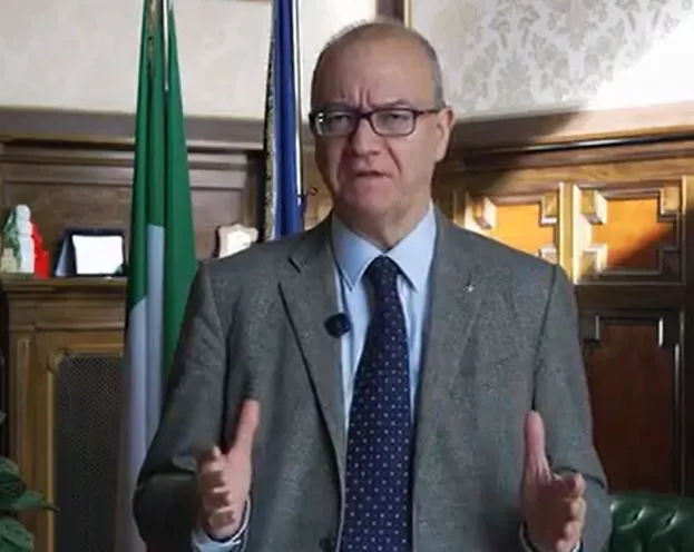 Valditara: Riforme scolastiche con la Bibbia al centro, il burqa in classe non è previsto.