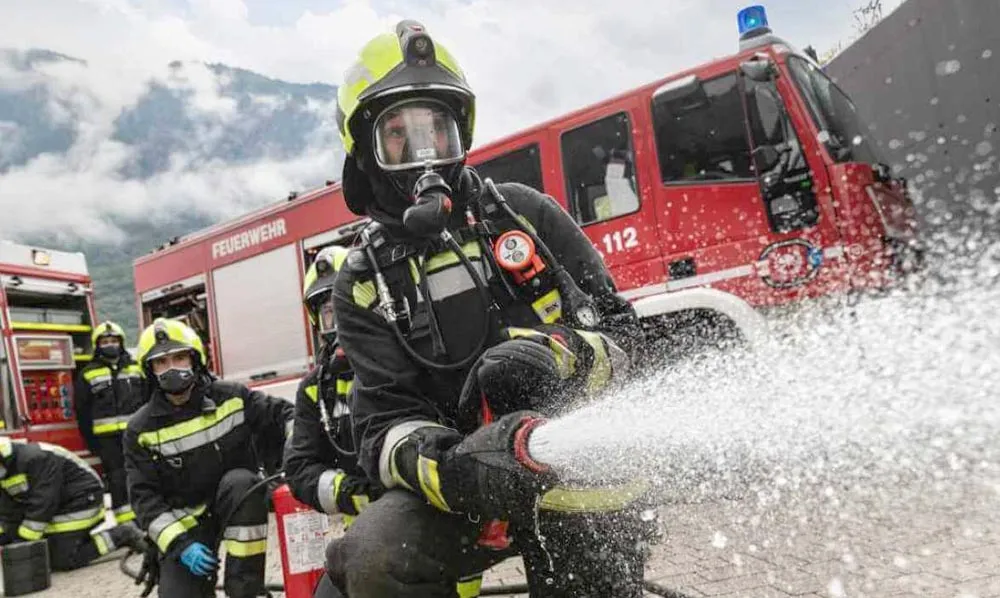 Incendio doloso al liceo Machiavelli Capponi: si cercano indizi sui video di sorveglianza.