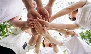 Il Senato riconosce l’importanza educativa di centri estivi e associazioni nel paese.