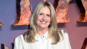 Penny Lancaster: stile estivo impeccabile con abito svolazzante e Birkenstock. Eleganza senza sforzo!