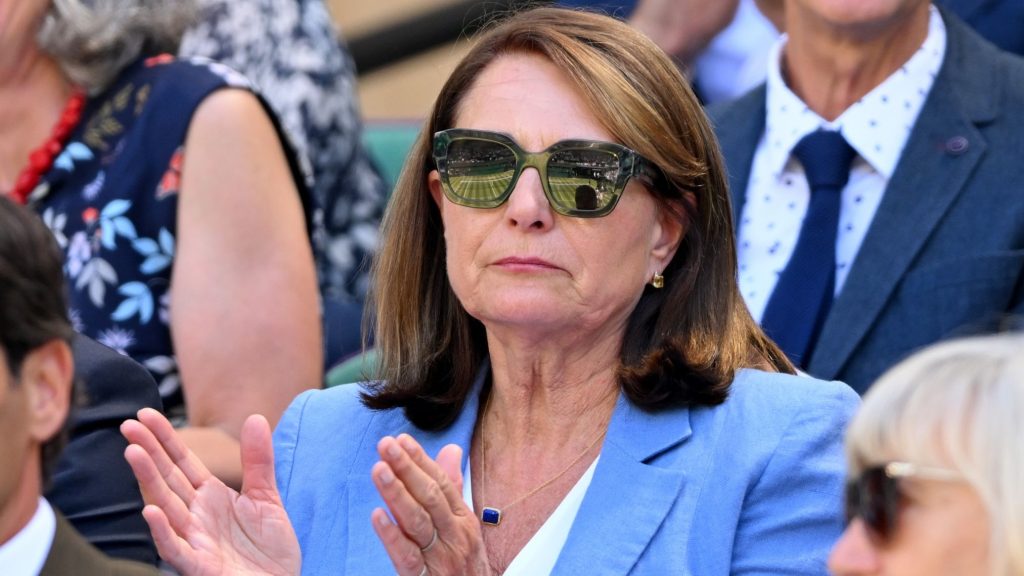 Carole Middleton brilla a Wimbledon con un elegante abito midi e un blazer cobalto.