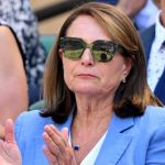 Carole Middleton brilla a Wimbledon con un elegante abito midi e un blazer cobalto.
