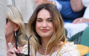 Lily James incanta in un abito vintage romantico: un must per le fashioniste!