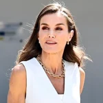 Estate fresca con il completo azzurro di Queen Letizia: eleganza nei toni freddi!